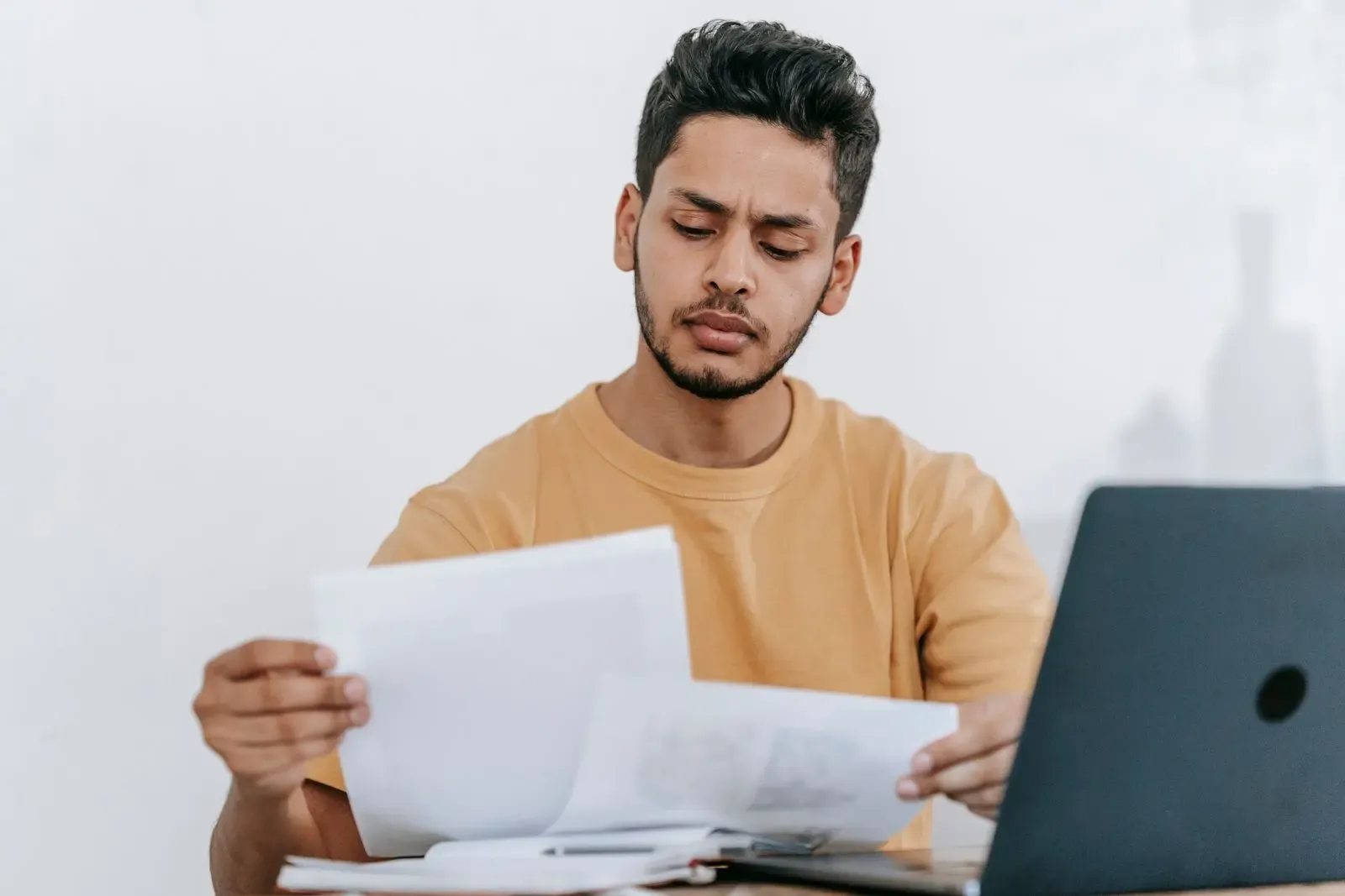 Profesionista revisando los documentos de su título en su escritorio